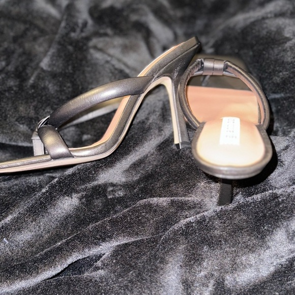 Gianni Bini Black Square Toe Sandals with V-Strap - Picture 5 of 11